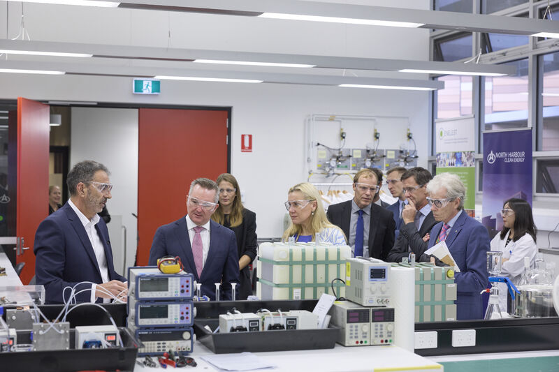 European Union Energy Commissioner Kadri Simson and the Hon Chris Bowen MP, Australian Minister for Climated Change and Energy toured UNSW, including a visit CENELEST redox flow battery research facilities.